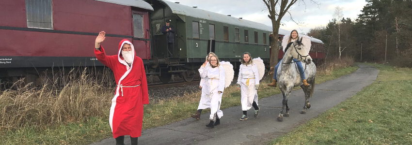 Der Nikolaus mit Engeln unterwegs in Erbstorf. Foto: D. Krause, Heide-Express.