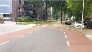 Radwegsführung in den Niederlanden: Intuitiv erkennbar und getrennt vom Fußverkehr. Foto: i.n.s. – Institut für innovative Städte (2019).