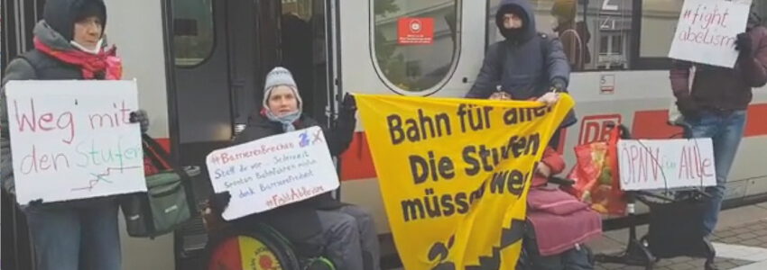 Aktion Lüneburg Barrierefrei / Rollfender Widerstand am 3.12.2022 am Bahnhof Lüneburg. Foto: Screenshot Video bei YouTube.