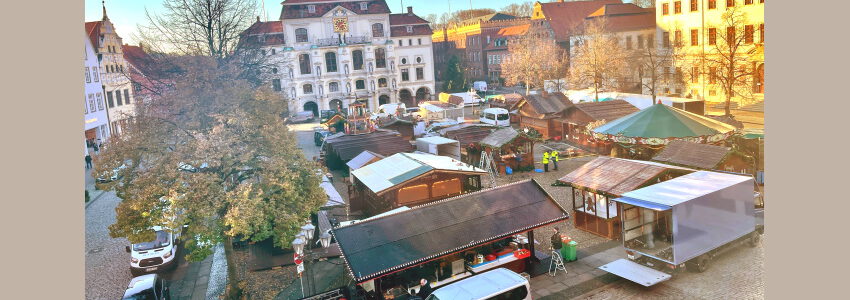 Aufbau des Weihnachtsmarkts. Foto: Hansestadt Lüneburg.