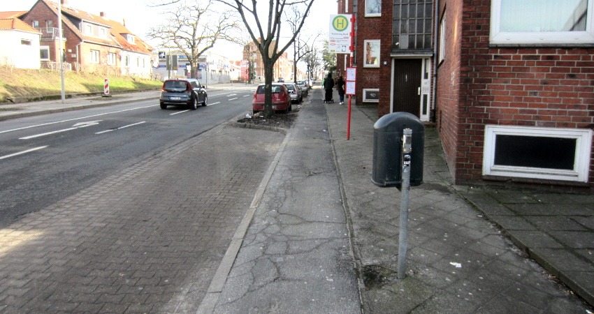 Foto: Jonas Korn. Bleckeder Landstraße stadtauswärts, Bushaltestelle Pulverweg Nord. Drei Verkehrswege im Vergleich: Gehweg, Radweg und Fahrbahn.