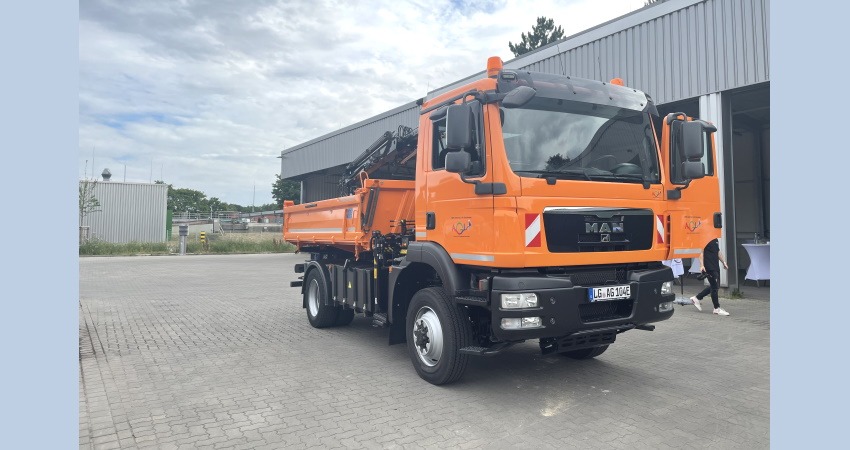 Foto: Hansestadt Lüneburg. Der erste E-LKW der AGL, ein umgebautes Gebrauchtfahrzeug, kam im November 2022 beim Winterdienst zum Einsatz.