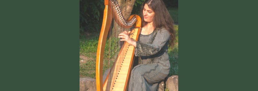 Märchenerzählerin Fatima mit ihrer Harfe. mosaique, am 17.12.2022.