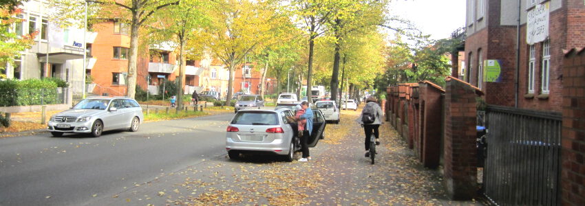 Hindenburgstraße: Radfahrende weichen auf den Gehweg aus, um Dooring zu vermeiden. Foto: J. Korn, Lüne-Blog.