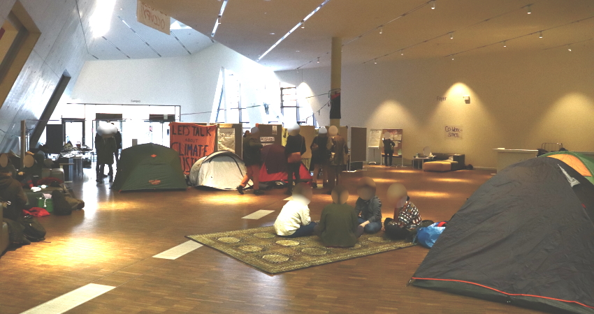 Foto: End Fossil: Occupy! Besetztes Zentralgebäude der Leuphana Universität Lüneburg.