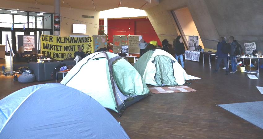 Foto: End Fossil: Occupy! Besetztes Zentralgebäude der Leuphana Universität Lüneburg.