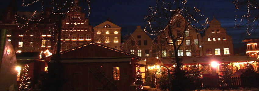 Nächtliche Beleuchtung - Weihnachtsmarkt in Lüneburg. Foto: Evelyn Kuttig, Pixabay.