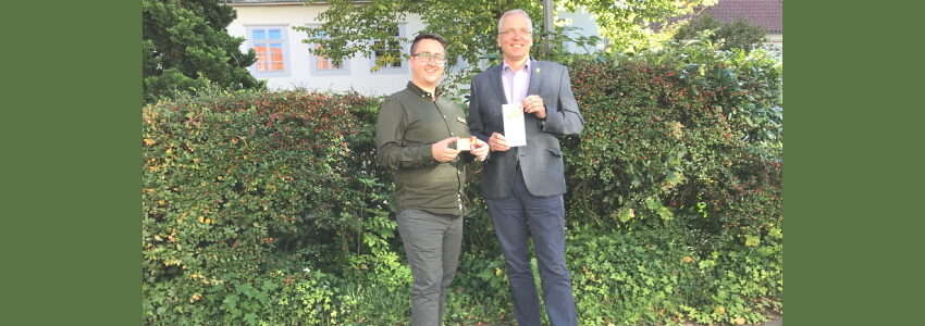Michael Springer und LR Jens Böther mit Ehrenamtskarte. Foto: Landkreis Lüneburg.