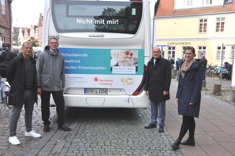 Foto: PI Lüneburg. Trugen zur Kampagne bei: Marie-Lena Schneider und Carsten Sander (Sparkasse LG), KHK Michael Falk (Polizei Lüneburg) und Kai Lührs (LünePlatt).