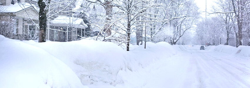Straße im Schnee. Foto: Jill Wellington, Pixabay.