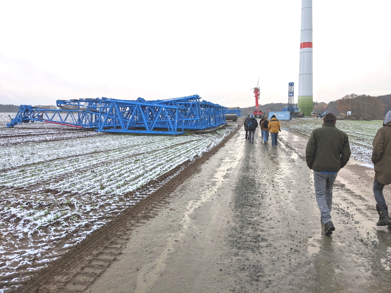 Windanlage im Bau. Thomasburg, 8.12.2022. Links liegen die blauen Bauteile für den Hauptkran. Foto: Wolfgang Schmidtke.