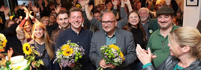 Pascal Mennen und Detlev Schulz-Hendel bei der Wahlparty am 9. Oktober 2022. Foto: Malte Hübner/Grüne Lüneburg.