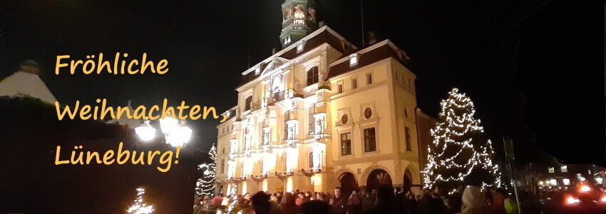 Gemeinsames Singen vor dem Rathaus Lüneburg am 23. Dezember 2022. Foto: Lüne-Blog.
