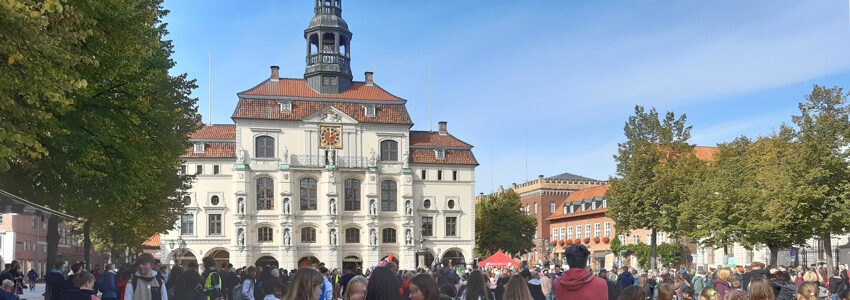 Rathaus Lüneburg am 23.09.2022 beim Globalen Klimastreik von Fridays for Future. Foto: Lüne-Blog.
