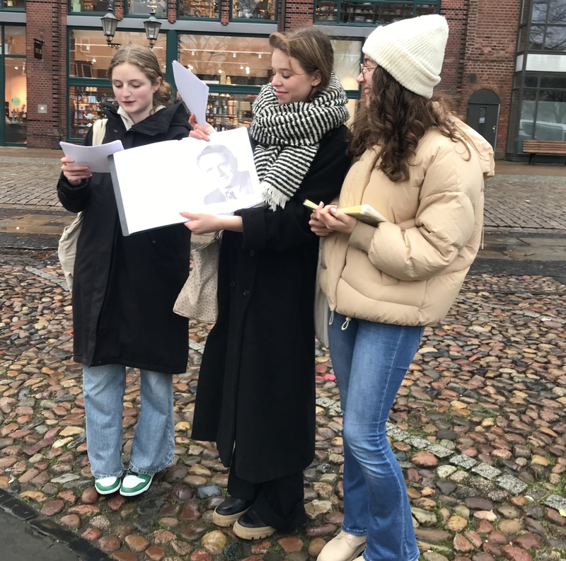 Drei Schülerinnen bei ihrer ersten Führung. Foto: PKL Lüneburg.