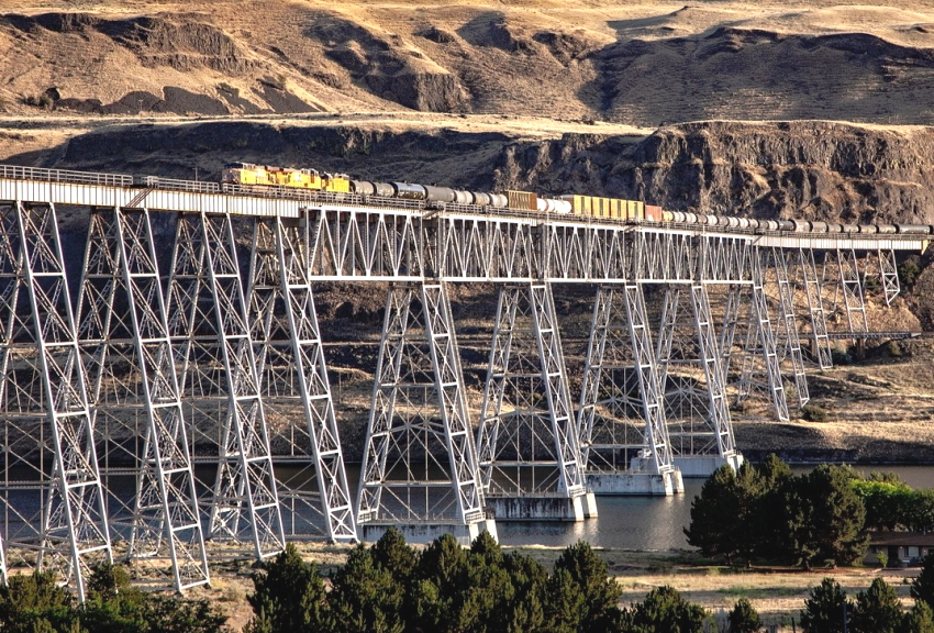 Nach acht Stunden des Wartens gelang dies Foto der Eisenbahnbrücke über den Snake River bei Perry, Washington-State, USA. Foto: Karl-Wilhelm Koch.