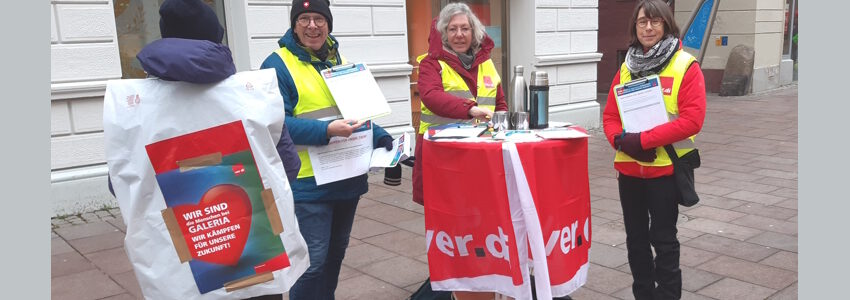 Unterschriftenaktion vor dem Karstadt-Kaufhaus in Lüneburg am 21.01.2023. Foto Lüne-Blog.