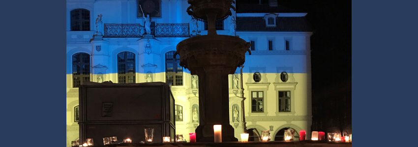 Kerzen zum Gedenken an die Ukraine auf dem Rathausbrunnen. Foto: Hansestadt Lüneburg.