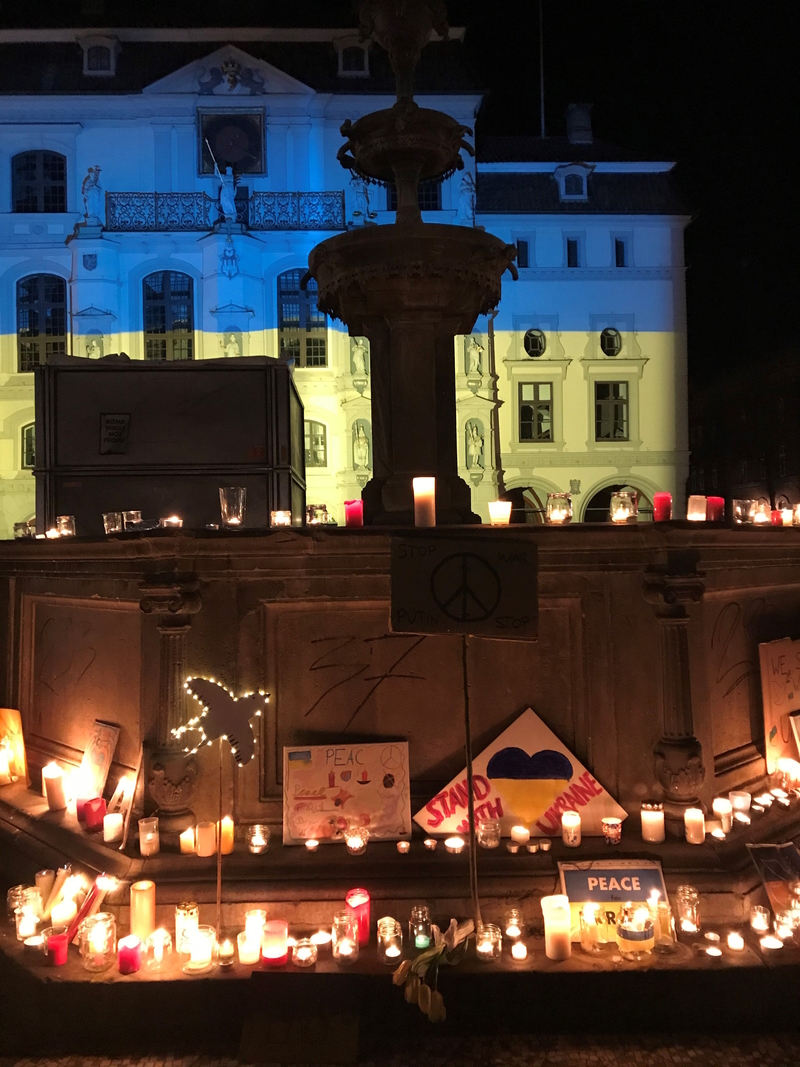 Kerzen zum Gedenken an die Ukraine auf dem Rathausbrunnen. Foto: Hansestadt Lüneburg.