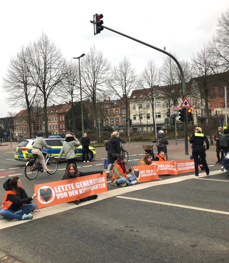 Blockade an der Kreuzung Hindenburgstraße und Vor dem Bardowicker Tore am 16. Februar 2023. Foto: Letzte Generation Lüneburg.