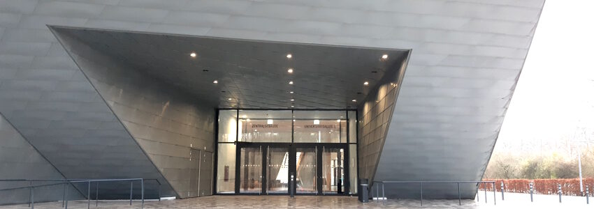 Zentralgebäude Leuphana-Universität, Eingangsbereich. Foto: Lüne-Blog.