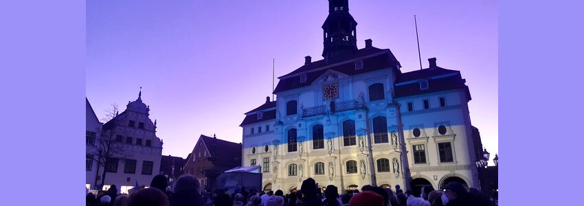 Solidaritätskundgebung von dem Lüneburger Rathaus am 27.02.2022. Foto: Lüne-Blog.