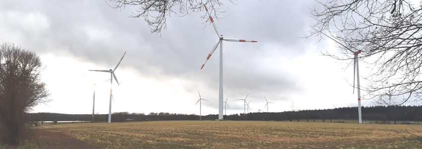 Windräder auf einem Feld im Landkreis Lüneburg. Foto: Lüne-Blog.