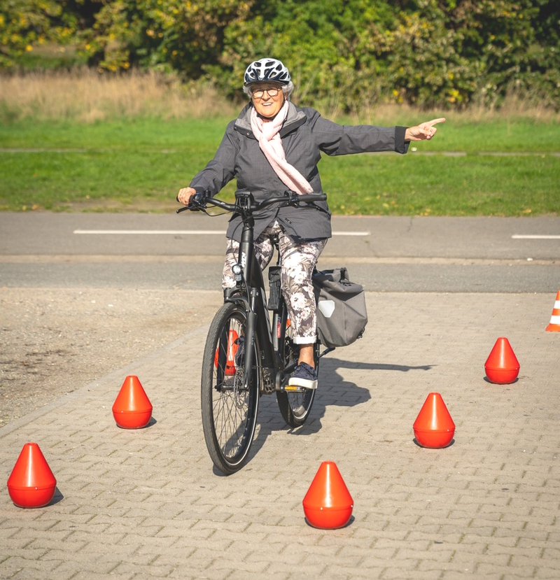 Macht auch Spaß: Teilnehmerin beim E-Bike-Kurs "Fit mit dem Pedelec". Foto: Polizeiinspektion Lüneburg.
