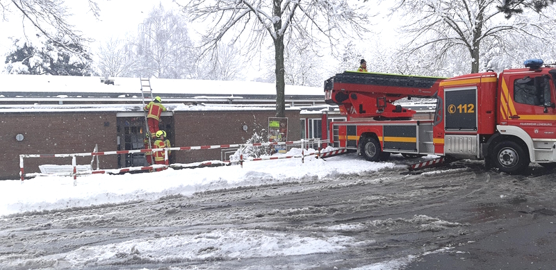 Kindertagesstätte Schützenstraße: Die Feuerwehr muss am 10. März 2023 das Dach räumen wegen der Schneelast. Foto: Hansestadt Lüneburg.