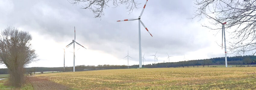 Windräder auf einem Feld im Landkreis. Foto: Lüne-Blog.