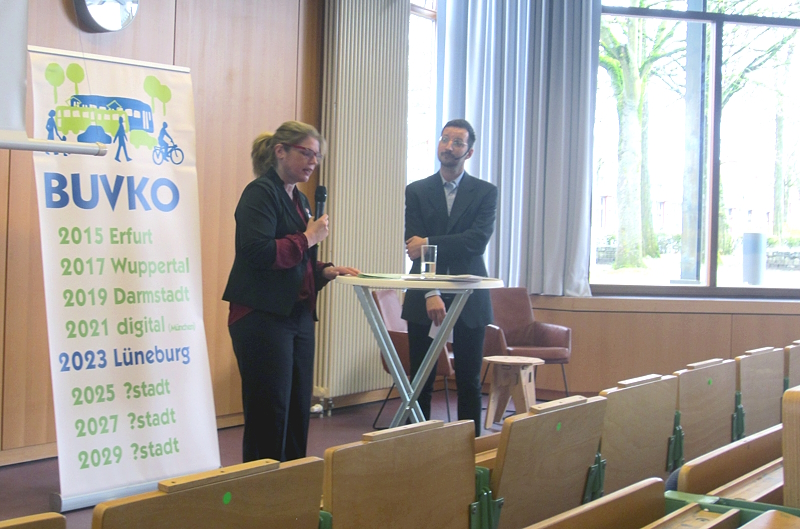 OB Claudia Kalisch begrüßt die Gäste am Freitag, 31. März 2023. Rechts neben ihr Moderator Wolfgang Aichinger (Agora Verkehrswende), Foto: J. Korn, Lüne-Blog.