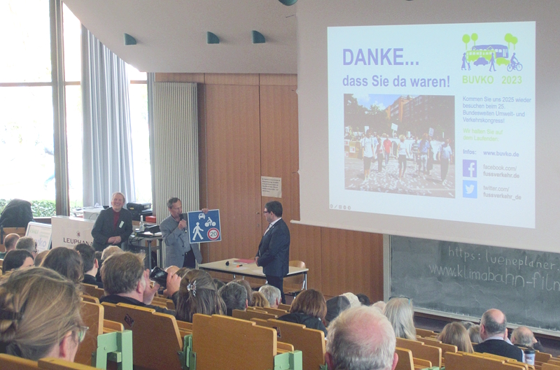 Abschluss: Dr. Peter Pez, Universität Lüneburg, übergibt die Organisation des BUVKO 2025 nach Karlsruhe. Foto: J. Korn, Lüne-Blog.