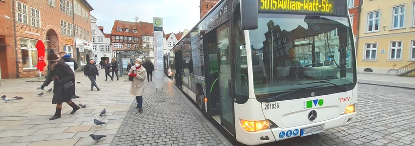 Bus Am Sande, Lüneburg. Mit dem Bus kommt man in Lüneburg bequem ins Herz der Stadt. Foto: J. Korn.