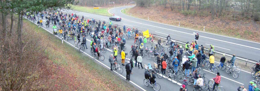 Fahrraddemonstration auf der B4 am 12.12.2020. Foto: Lünepedia - https://www.luenepedia.de/index.php?curid=1282.