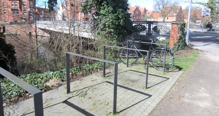 Foto: J. Korn. Für gut befunden: Der Fahrradständer beim Museum Lüneburg. An dem festen Bügel kann das Fahrrad seitlich abstellen und am Rahmen festschließen.
