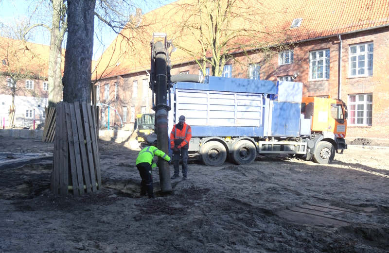 Foto: Hansestadt Lüneburg: Baumschutz durch Saugbagger an der Heiligengeistschule am 3. April 2023
