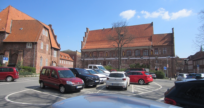 Marienplatz Lüneburg. Hier gibt es laut Lünepedia rund 30 Kurzzeit-Stellplätze für Pkw. Foto: J. Korn.