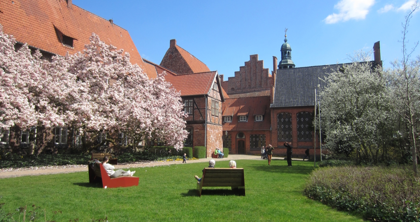 Ein wunderschöner Ort geworden: Der Rathausgarten in Lüneburg. Foto: J. Korn.