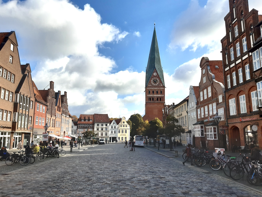 Foto: FUSS e.V. Lüneburg. Am Sande, Lüneburg - ein zentraler Platz, durchgängig gepflastert.