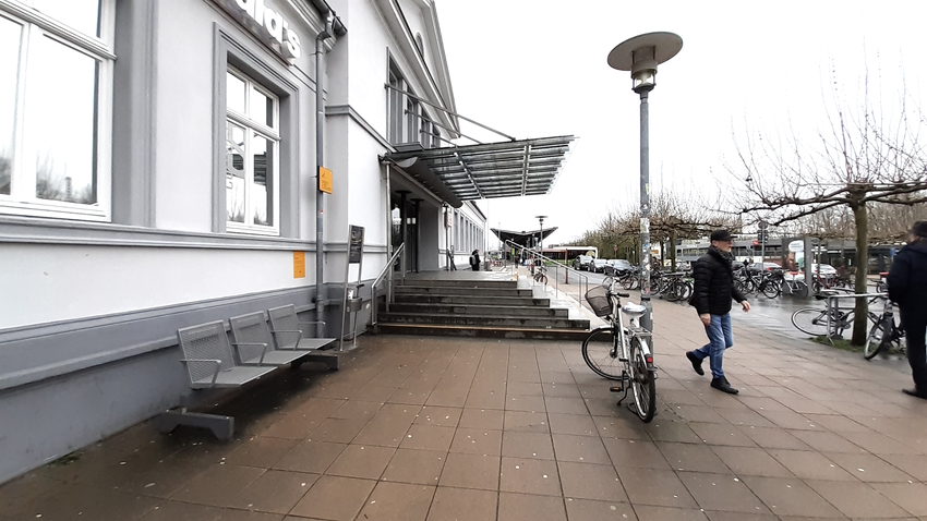 Foto: FUSS e.V. Lüneburg. Links soll hier eine Rampe hochführen, so dass das Bahnhofsgebäude auch für Rolli, Rollator und Kinderwagen zugänglich ist. Problem: Die versenkten Kellerfenster und die DB, mit der alles im Detail abgestimmt werden muss.