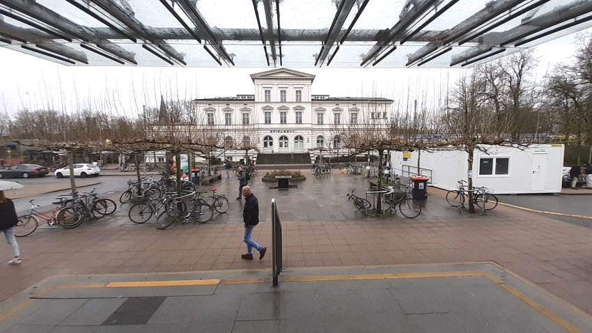 Foto: FUSS e.V. Lüneburg. Der Schriftzug "Spielhalle" grüßt vom Bahnhofsgebäude gegenüber. Ansonsten: Keine Information für Neuangekommene. 