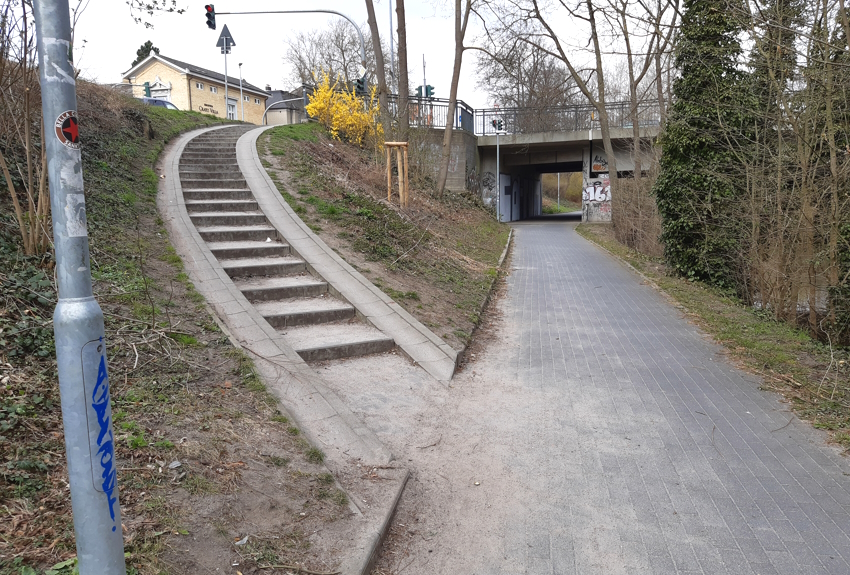 Foto: FUSS e.V. Lüneburg. Der benutzungspflichtige Fuß-Radweg am Lösegraben entlang: Und hier darf man dann wieder hochschieben. Ok, mit Lastenrad ist vielleicht nicht so günstig.