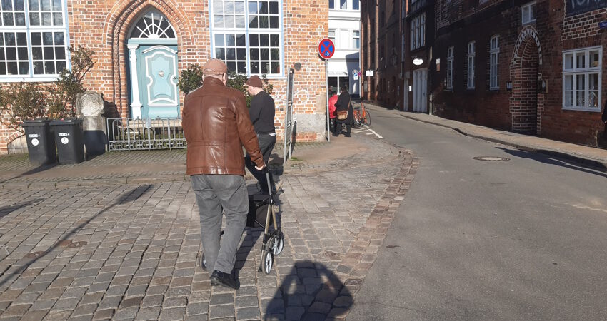 Foto: FUSS e.V. Lüneburg. Nicht zu beneiden: Wer mit Rollator, Kinderwagen, Rollenkoffer, Einkaufstrolley oder Rollstuhl unterwegs ist, hat schlechte Karten.