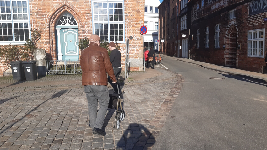 Foto: FUSS e.V. Lüneburg. Nicht zu beneiden: Wer mit Rollator, Kinderwagen, Rollenkoffer, Einkaufstrolley oder Rollstuhl unterwegs ist, hat schlechte Karten.