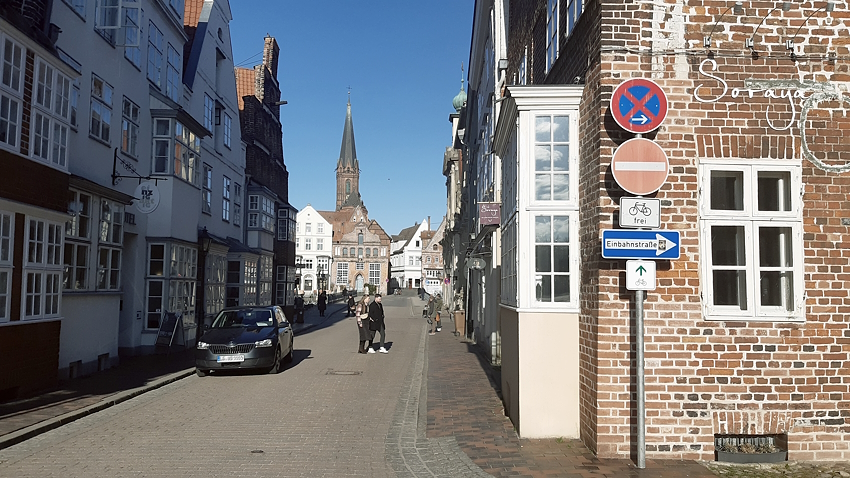 Foto: FUSS e.V. Lüneburg. Tor zur Altstadt: Einbahnstraßenregelung aber keine Verkehrsberuhigung.