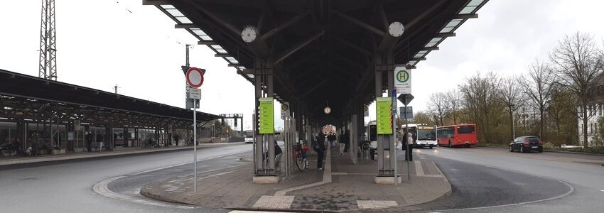 Foto: FUSS e.V. Lüneburg. Orientierung : Welcher Bus fährt an welchem Bahnsteig? Wobei diese Informationstafeln tatsächlich häufig übersehen wurden. Vielleicht ließe sich die Gestaltung noch optimieren und sie könnten etwas mehr auf Augenhöhe hängen.