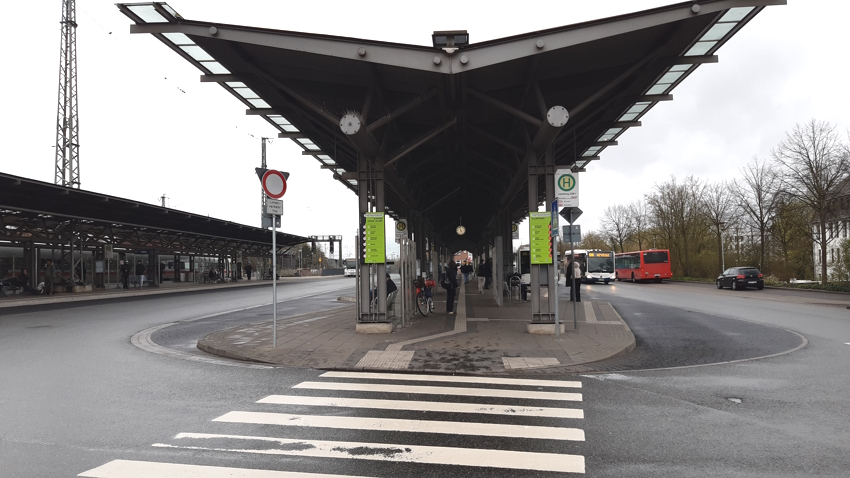 Foto: FUSS e.V. Lüneburg. Orientierung : Welcher Bus fährt an welchem Bahnsteig? Wobei diese Informationstafeln tatsächlich häufig übersehen wurden. Vielleicht ließe sich die Gestaltung noch optimieren und sie könnten etwas mehr auf Augenhöhe hängen.
