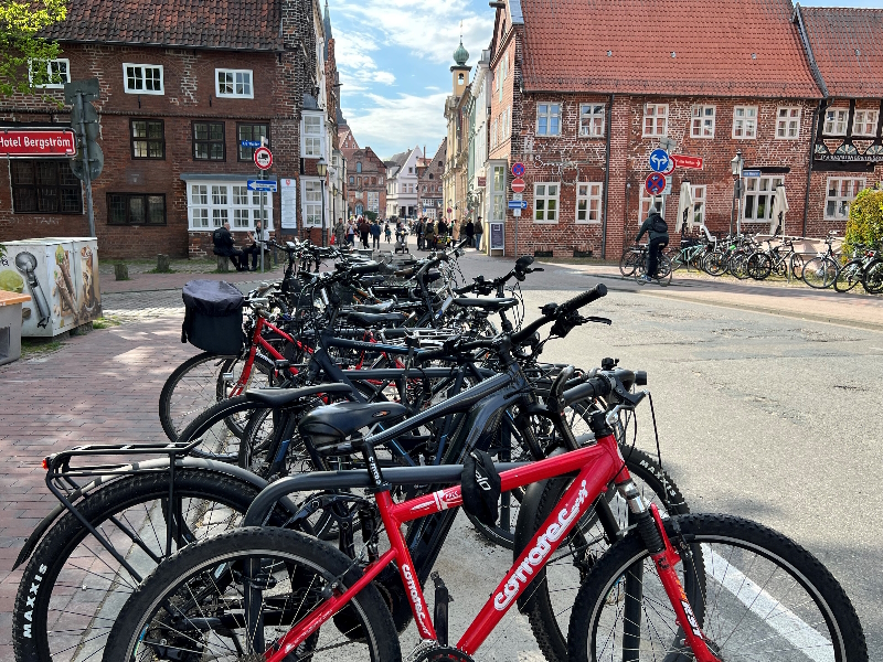 Neue Fahrradständer Am Werder. Foto: Hansestadt Lüneburg.
