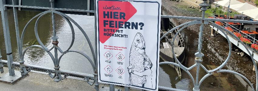 Schilder am Stint bitten um Rücksichtnahme. Foto: Hansestadt Lüneburg.