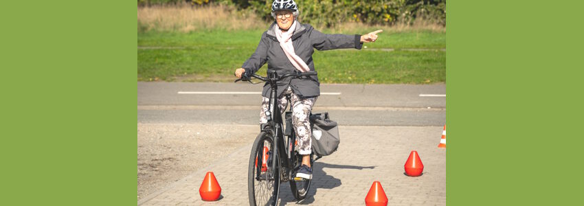 Teilnehmerin beim E-Bike-Kurs im Oktober 2022. Foto: Polizeiinspektion Lüneburg/Lüchow-Dannenberg/Uelzen